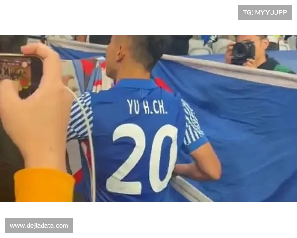 于汉超与天津球迷互动，老将温情谢场